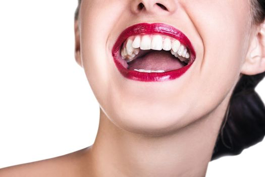 mujer sonriente con labios rojos